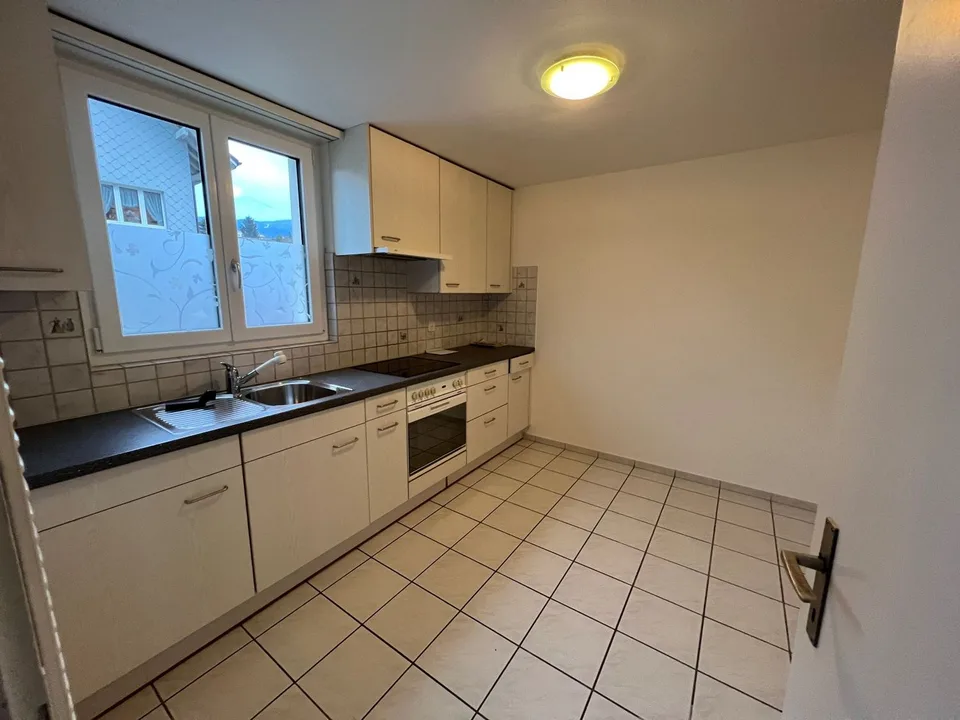 Zu vermieten helle 3 1/2 Zimmer Parterrewohnung mit grossem Sitzplatz