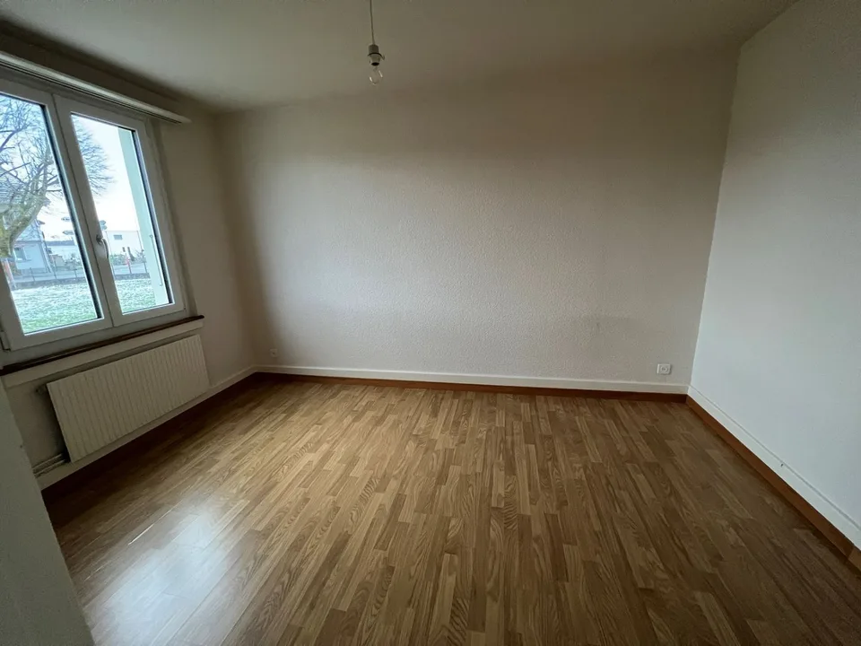 Zu vermieten helle 3 1/2 Zimmer Parterrewohnung mit grossem Sitzplatz