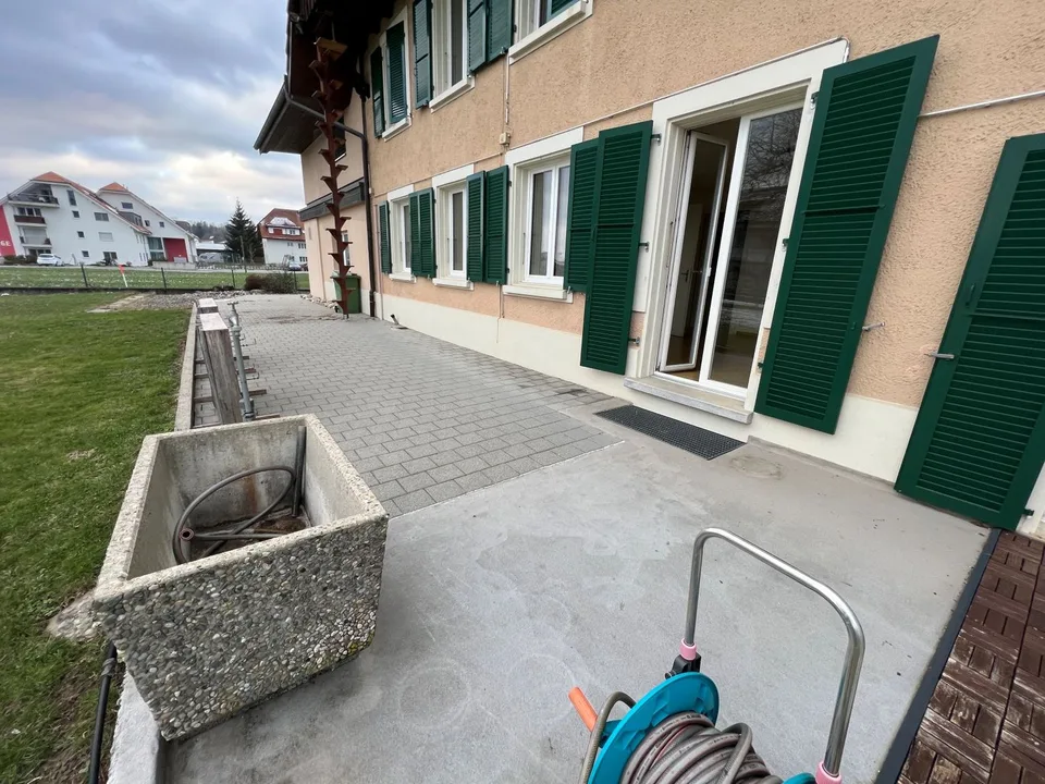 Zu vermieten helle 3 1/2 Zimmer Parterrewohnung mit grossem Sitzplatz