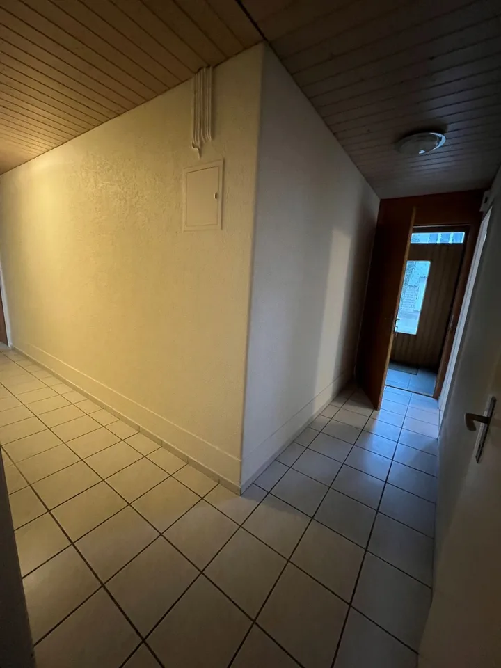 Zu vermieten helle 3 1/2 Zimmer Parterrewohnung mit grossem Sitzplatz