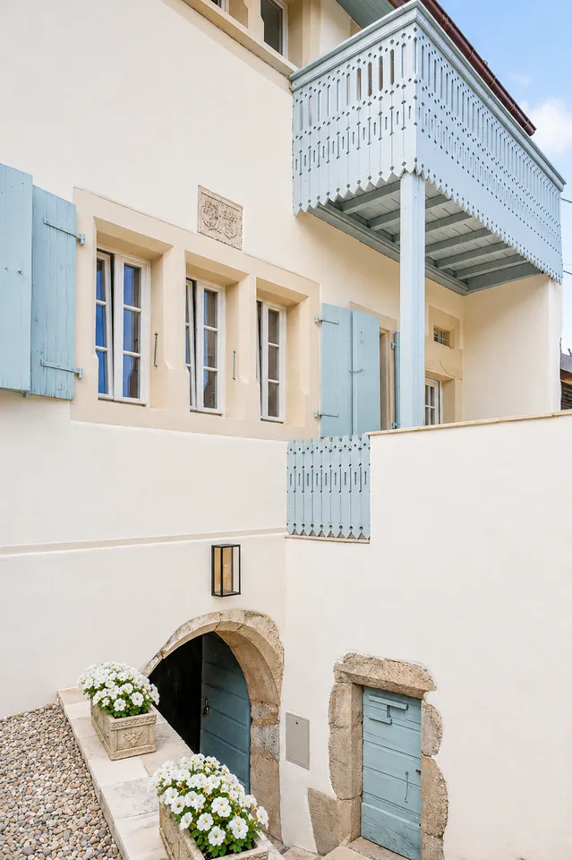 A beautiful renovated historic property in the heart of the village, just moments from Nyon – Foto 14 von 15