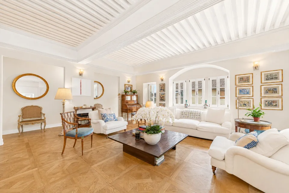 A beautiful renovated historic property in the heart of the village, just moments from Nyon – Foto 5 von 15