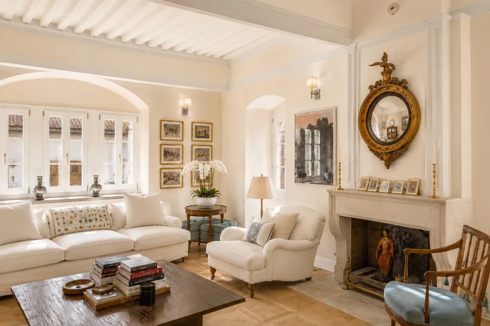 A beautiful renovated historic property in the heart of the village, just moments from Nyon – Foto 3 von 15