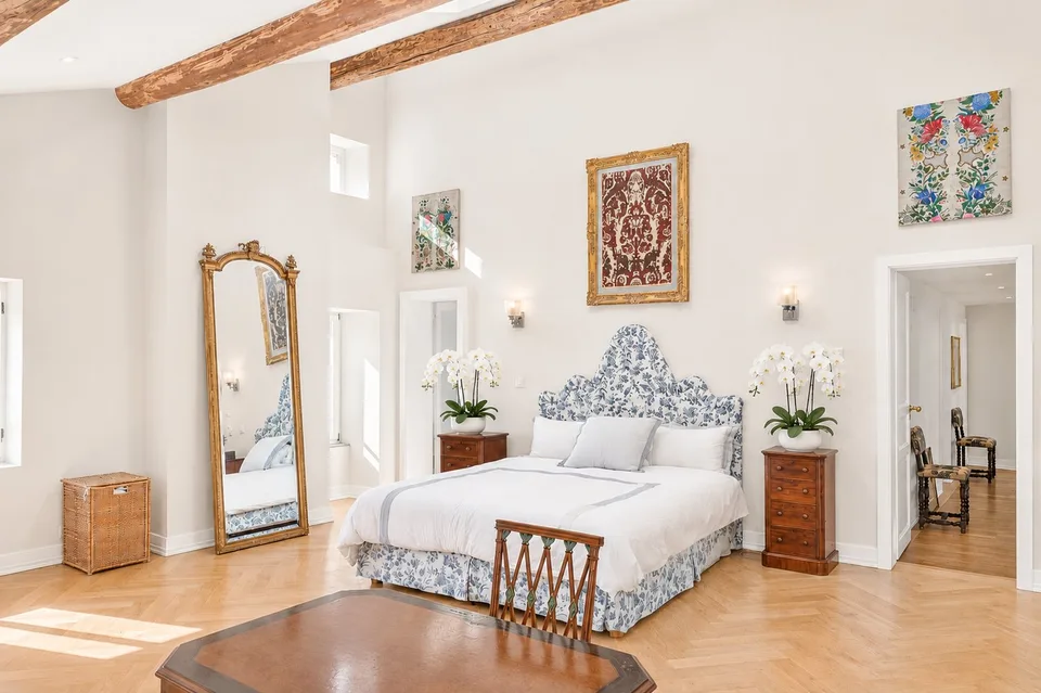 A beautiful renovated historic property in the heart of the village, just moments from Nyon – Foto 7 von 15