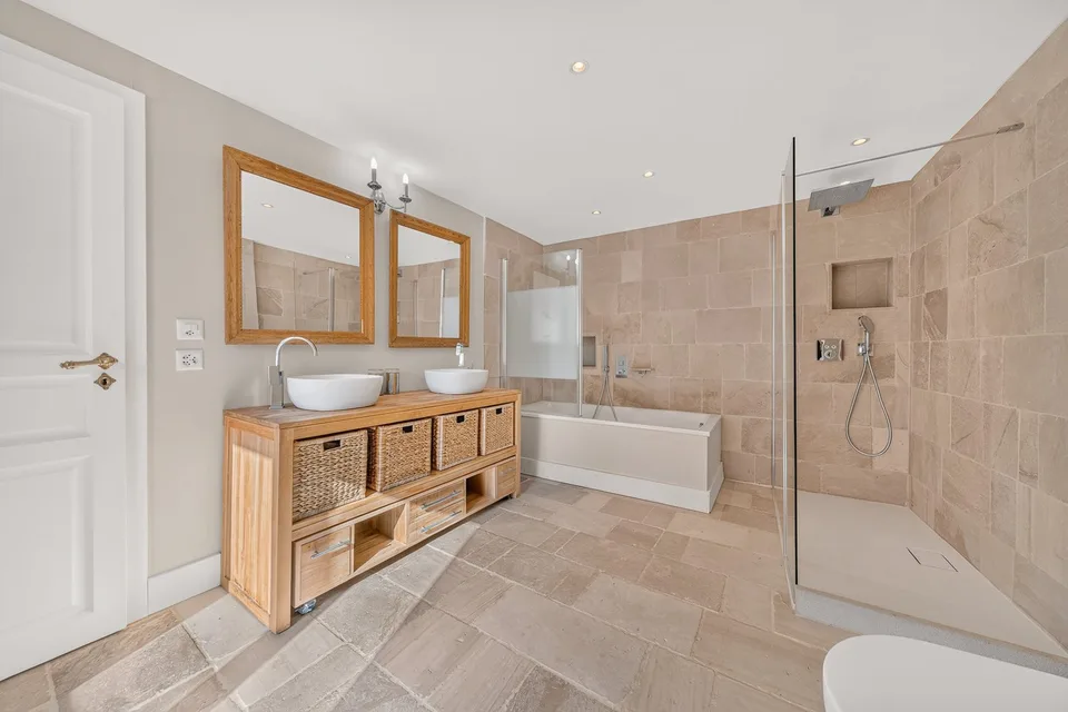 A beautiful renovated historic property in the heart of the village, just moments from Nyon – Foto 8 von 15