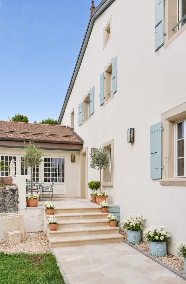 A beautiful renovated historic property in the heart of the village, just moments from Nyon – Foto 13 von 15