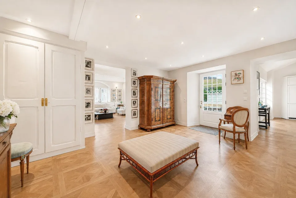 A beautiful renovated historic property in the heart of the village, just moments from Nyon – Foto 4 von 15