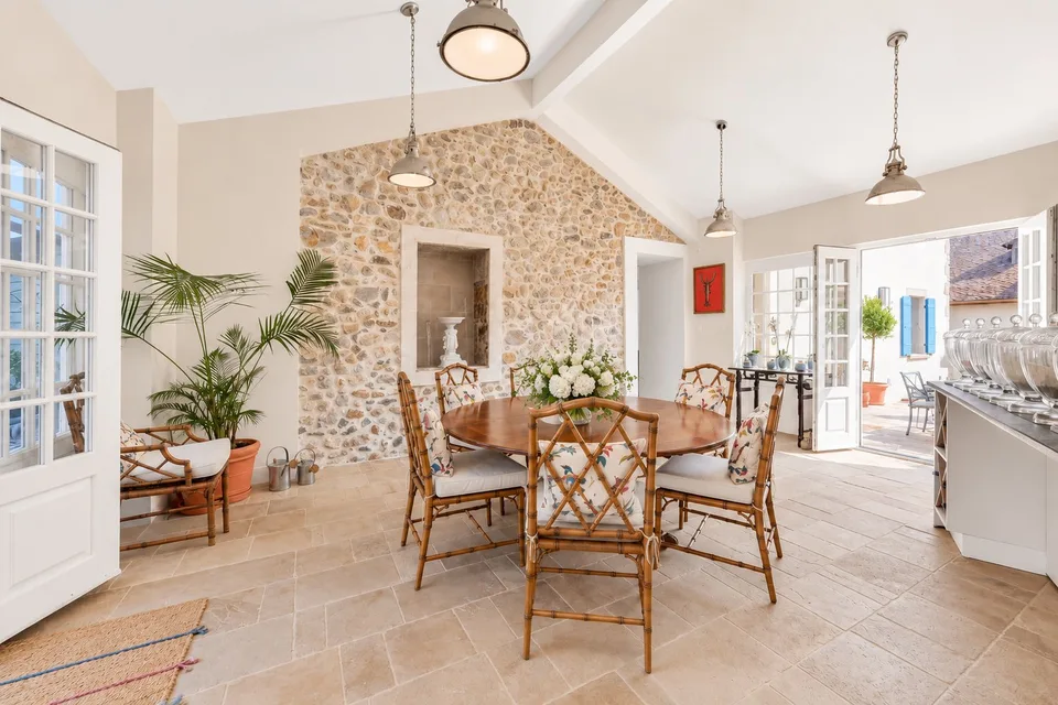 A beautiful renovated historic property in the heart of the village, just moments from Nyon – Foto 6 von 15