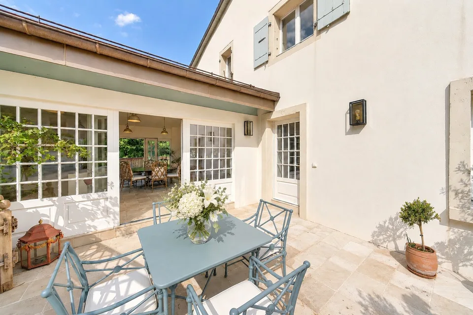 A beautiful renovated historic property in the heart of the village, just moments from Nyon – Foto 12 von 15