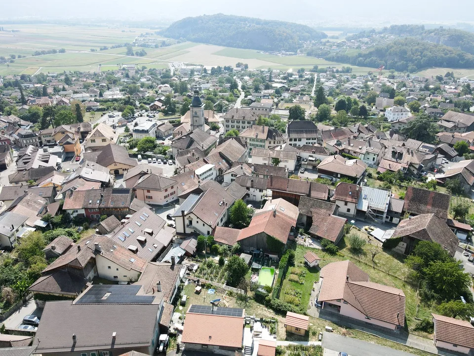 Casa di villaggio con due annessi – forte potenziale di trasformazione a Ollon – foto 2 di 13