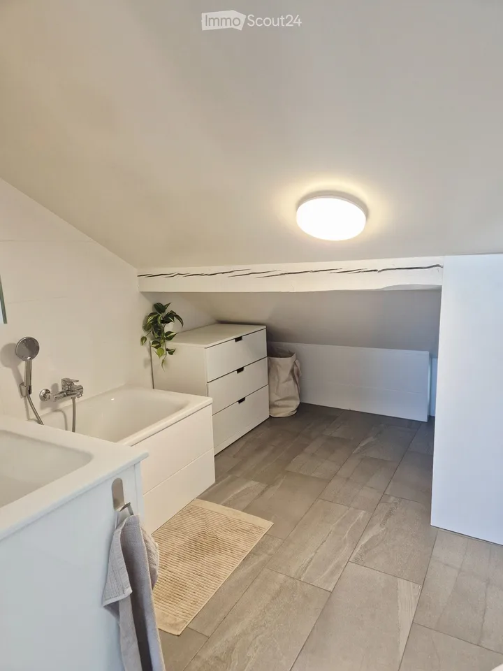 Wunderschöne 4-Zimmer-Wohnung im Dachgeschoss mit Parkplatz