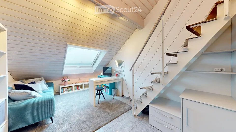 Spacious 4.5-Room Attic Apartment – Modern Living with Stunning View and Winter Balcony