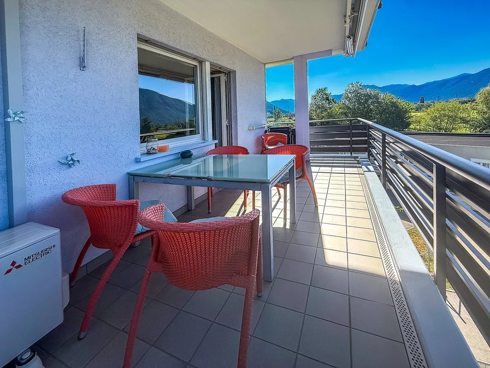 4.5 locali con vista aperta a Tenero - Terrasse und Weitsicht – Foto 2 von 20