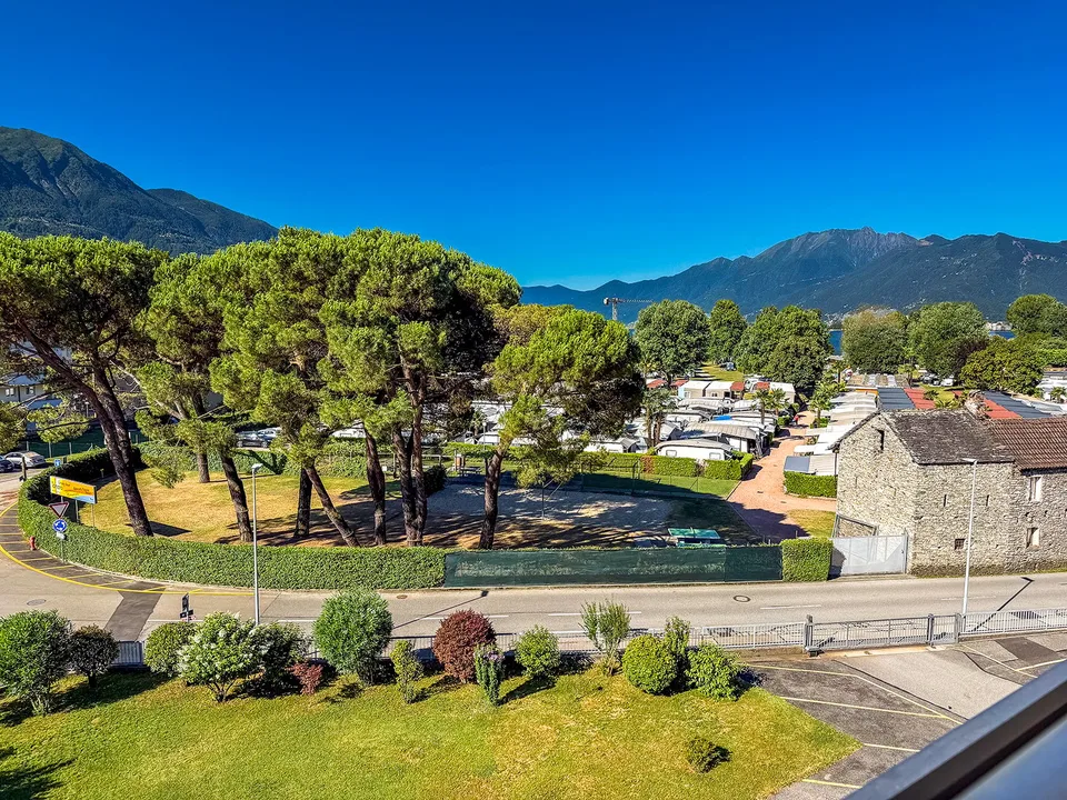 4.5 locali con vista aperta a Tenero - Terrasse und Weitsicht – Foto 4 von 20