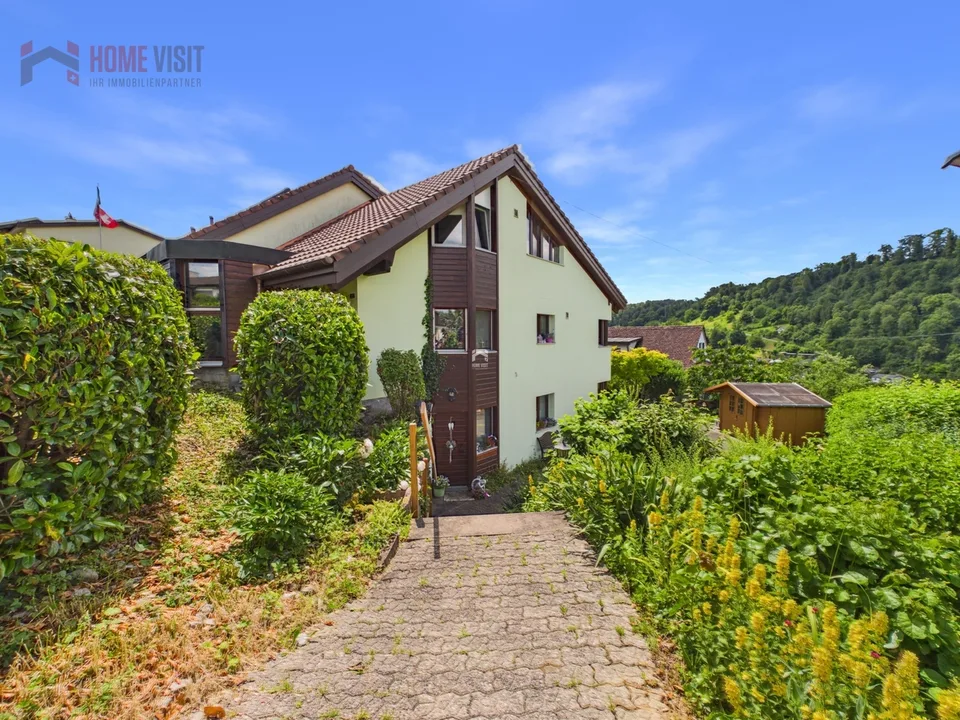 Spacious 3.5-room garden apartment with winter garden & fireplace