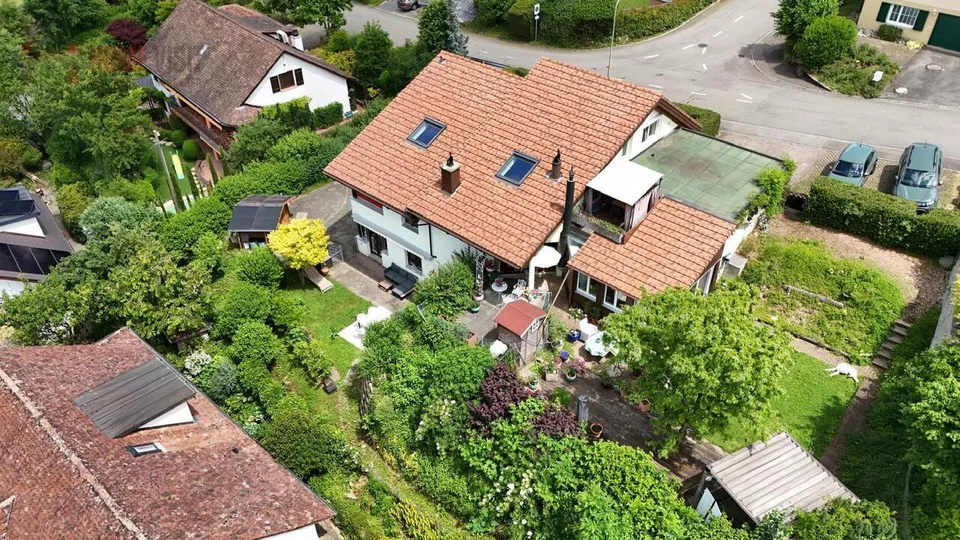 Spacious 3.5-room garden apartment with winter garden & fireplace