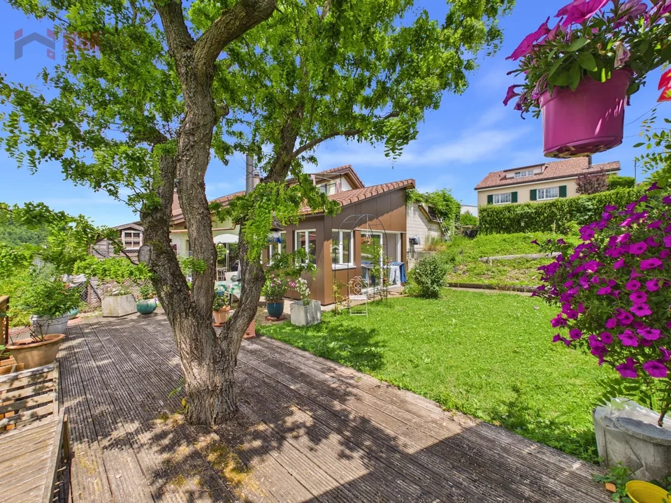 Spacious 3.5-room garden apartment with winter garden & fireplace