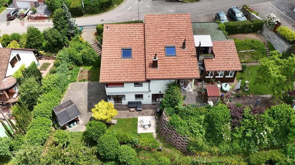 Spacious 3.5-room garden apartment with winter garden & fireplace