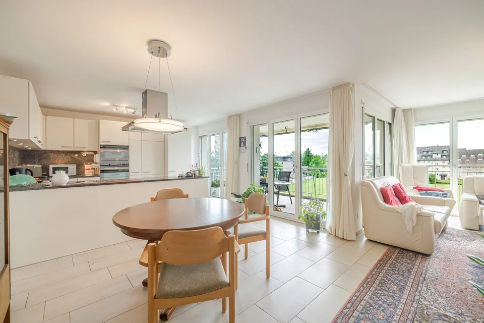 Zentral gelegene 4.5-Zimmer-Wohnung mit schöner Aussicht – Foto 2 von 9