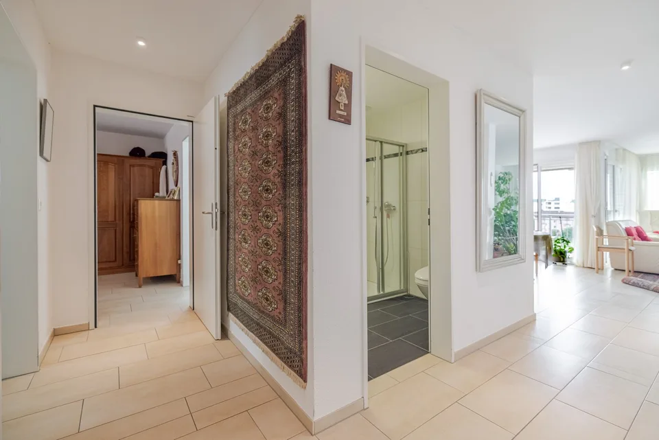 Zentral gelegene 4.5-Zimmer-Wohnung mit schöner Aussicht – Foto 4 von 9