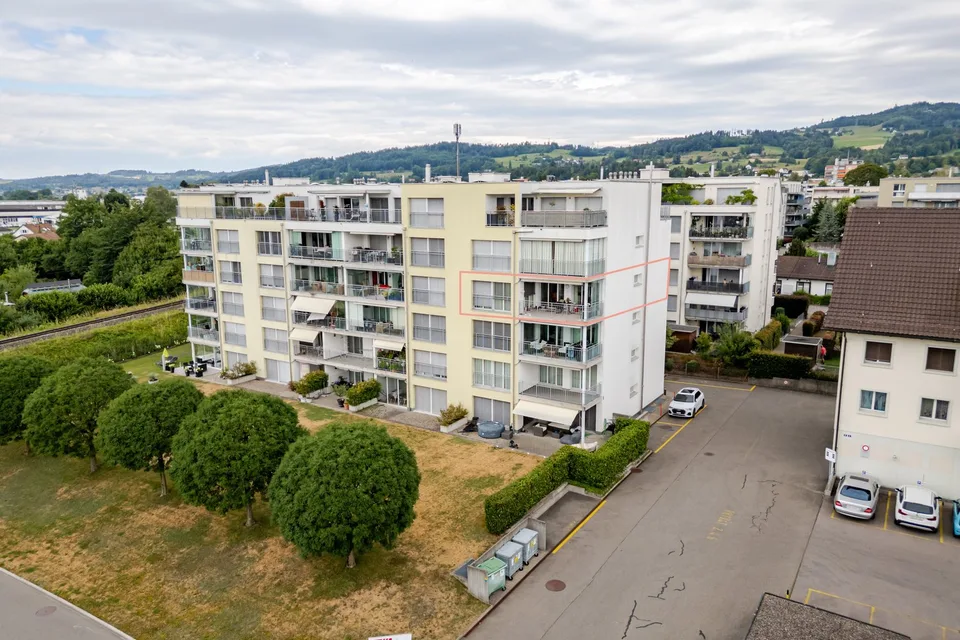 Zentral gelegene 4.5-Zimmer-Wohnung mit schöner Aussicht – Foto 8 von 9