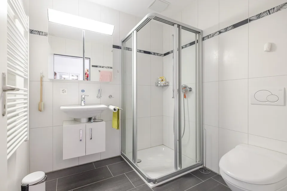 Zentral gelegene 4.5-Zimmer-Wohnung mit schöner Aussicht – Foto 7 von 9