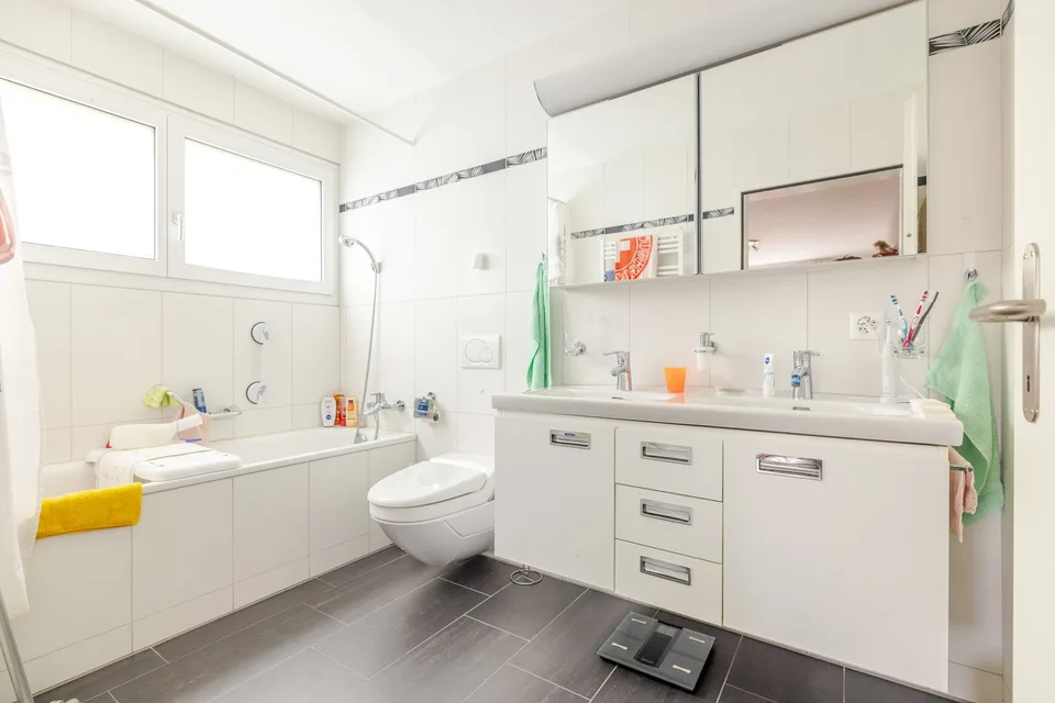 Zentral gelegene 4.5-Zimmer-Wohnung mit schöner Aussicht – Foto 6 von 9