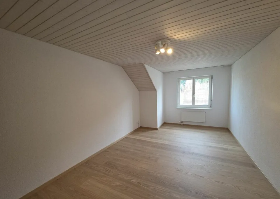 In vendita alla Haushaldenstrasse 2a a 8374 Dussnang; bell'appartamento di 5½ locali in mansarda, in una posizione tranquilla e soleggiata / a soli 2 minuti a piedi dai trasporti pubblici! – foto 13 di 16