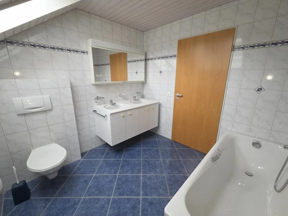 In vendita alla Haushaldenstrasse 2a a 8374 Dussnang; bell'appartamento di 5½ locali in mansarda, in una posizione tranquilla e soleggiata / a soli 2 minuti a piedi dai trasporti pubblici! – foto 9 di 16