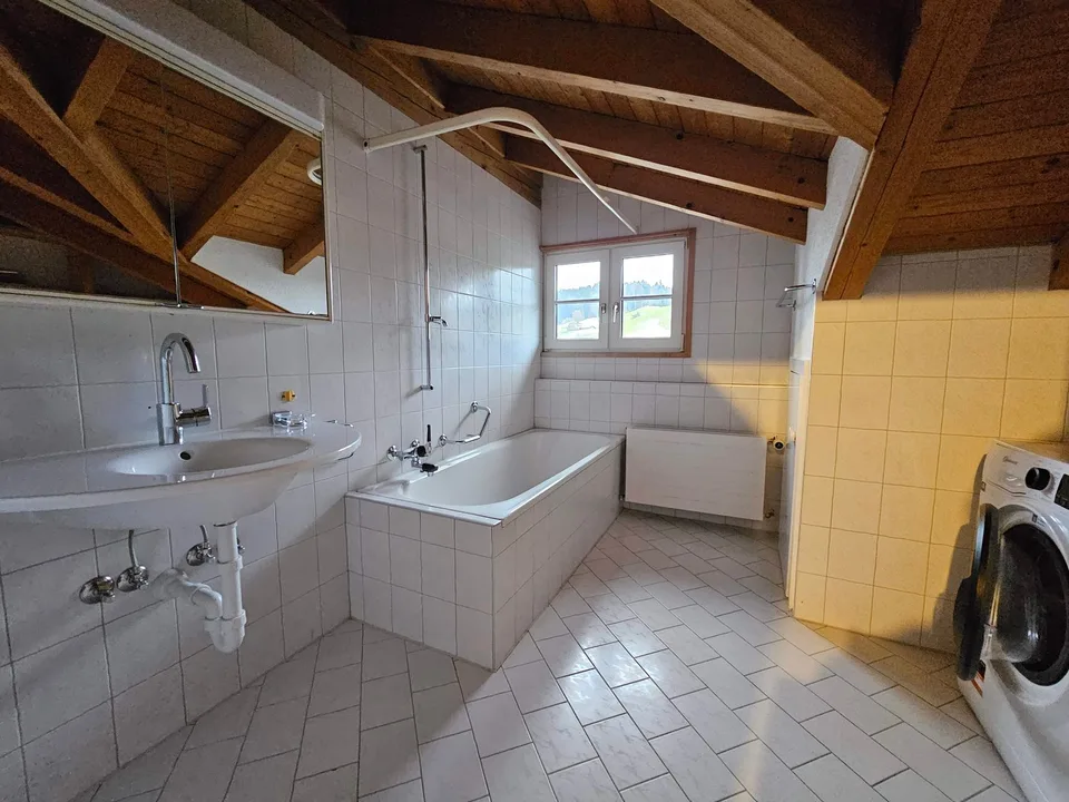 Helle 4.5-Zimmer-Wohnung mit Balkon und schöner Aussicht! – Foto 6 von 15