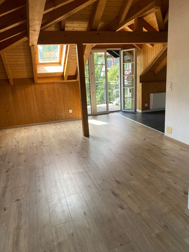Helle 4.5-Zimmer-Wohnung mit Balkon und schöner Aussicht! – Foto 9 von 15