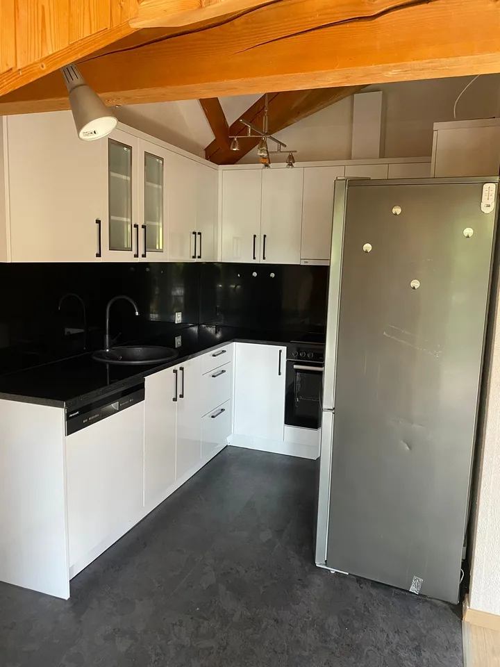 Helle 4.5-Zimmer-Wohnung mit Balkon und schöner Aussicht! – Foto 4 von 15