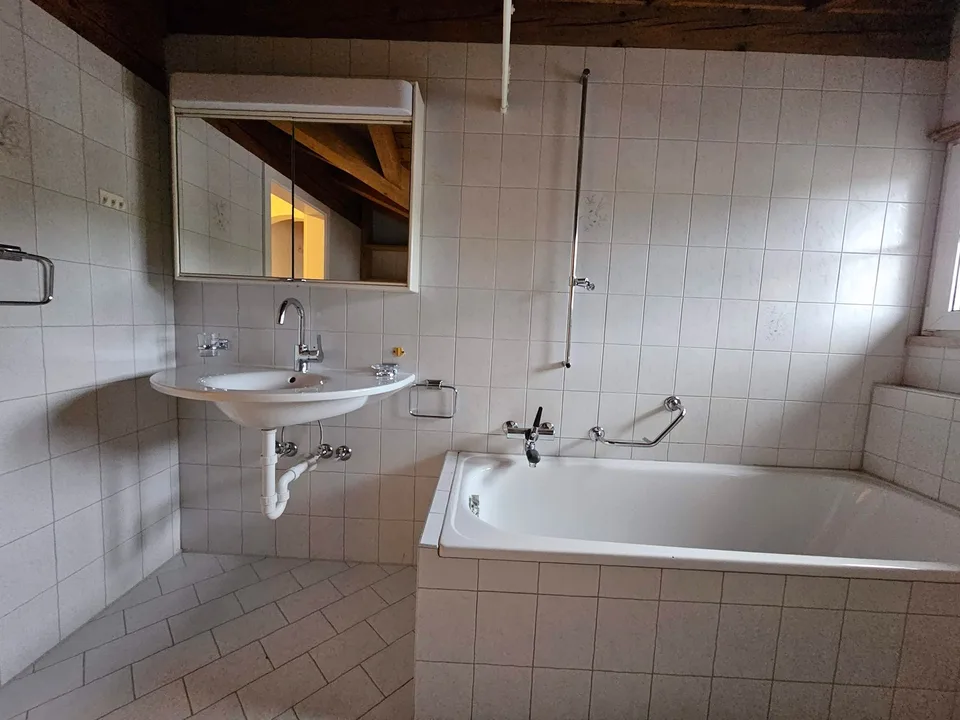 Helle 4.5-Zimmer-Wohnung mit Balkon und schöner Aussicht! – Foto 5 von 15