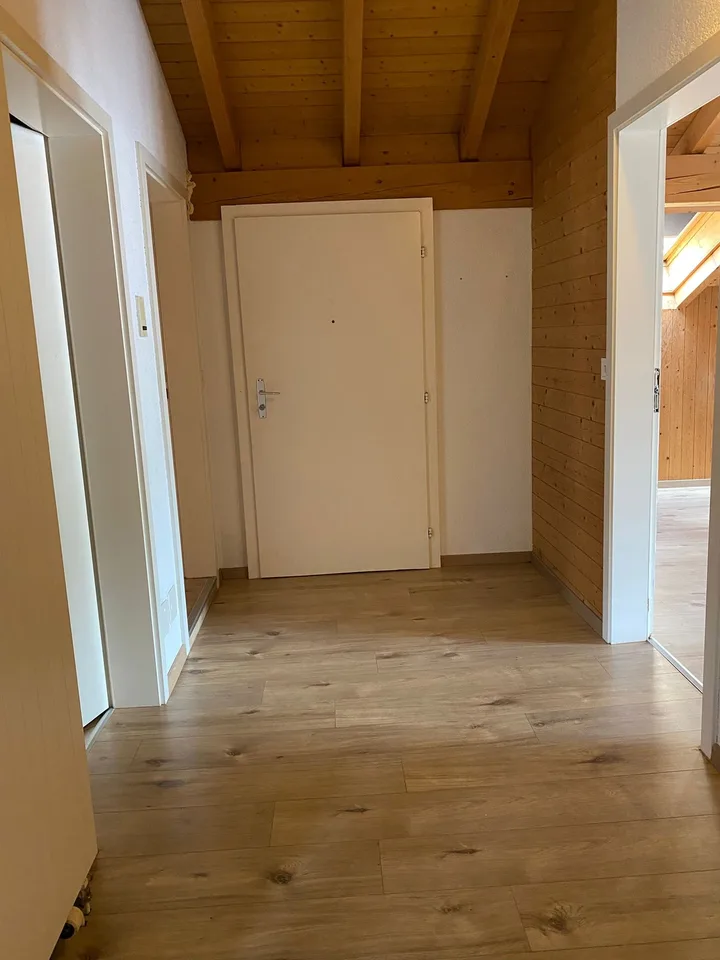 Helle 4.5-Zimmer-Wohnung mit Balkon und schöner Aussicht! – Foto 14 von 15