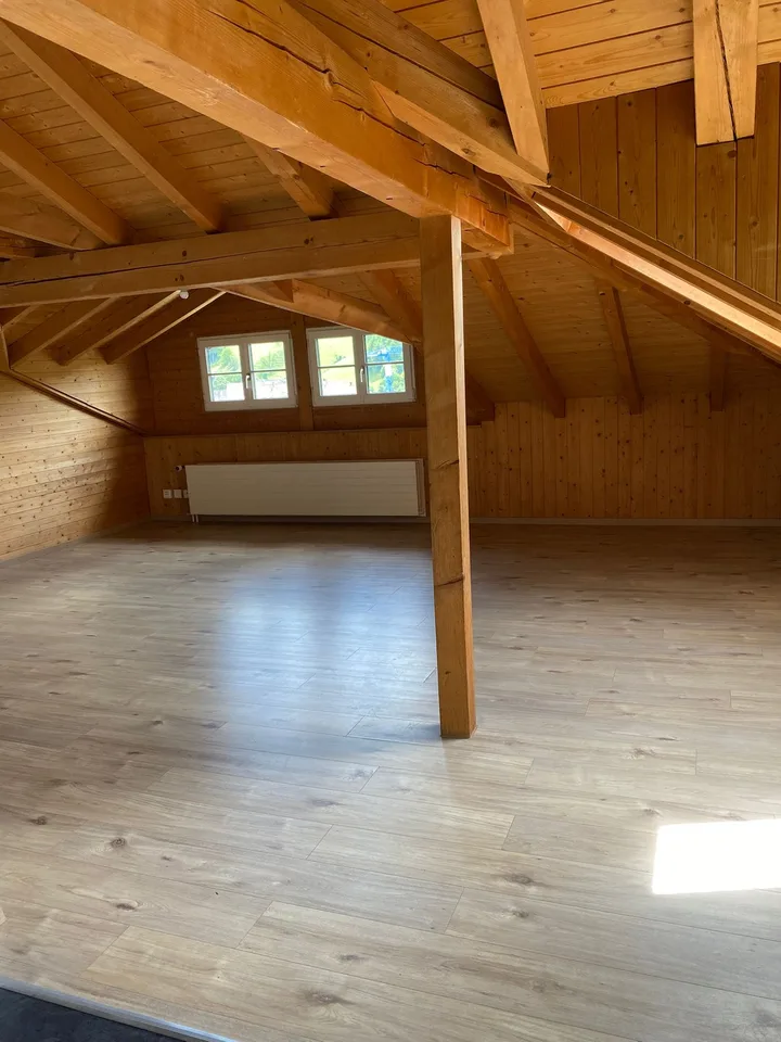 Helle 4.5-Zimmer-Wohnung mit Balkon und schöner Aussicht! – Foto 12 von 15