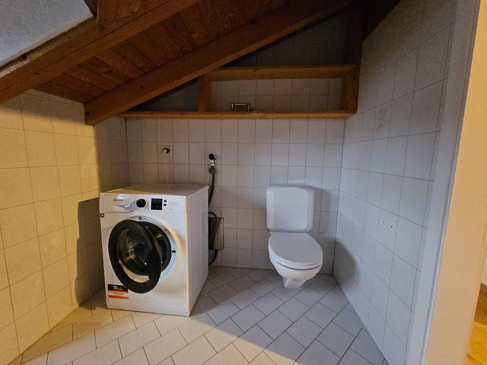 Helle 4.5-Zimmer-Wohnung mit Balkon und schöner Aussicht! – Foto 7 von 15