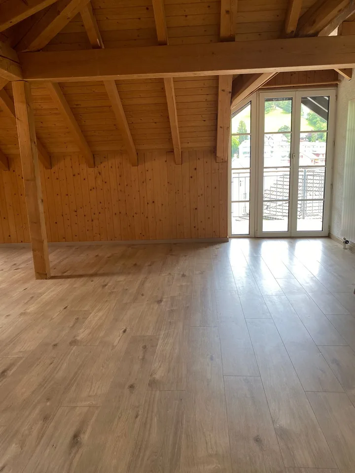 Helle 4.5-Zimmer-Wohnung mit Balkon und schöner Aussicht! – Foto 10 von 15