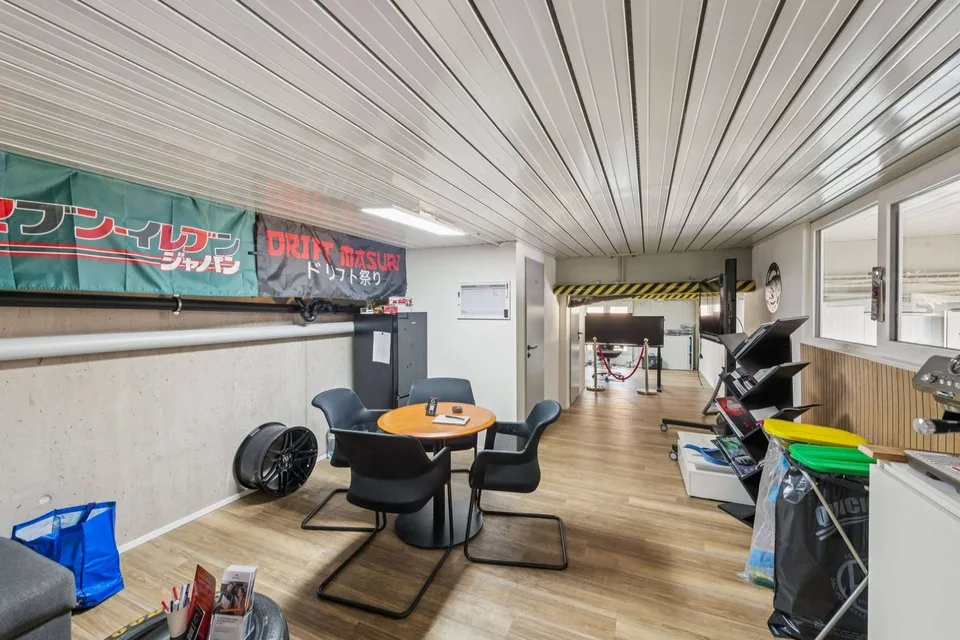 Atelier moderne avec bureau et espace de travail spacieux – photo 4 sur 6