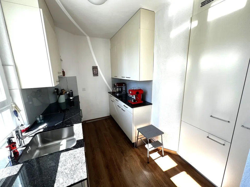 Piccolo appartamento di 4 locali ristrutturato in una casa di 3 famiglie