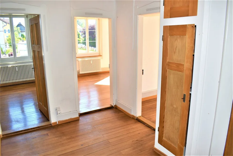 Piccolo appartamento di 4 locali ristrutturato in una casa di 3 famiglie