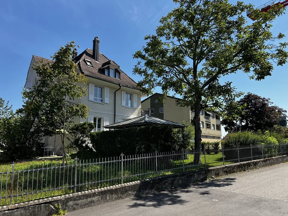 Piccolo appartamento di 4 locali ristrutturato in una casa di 3 famiglie