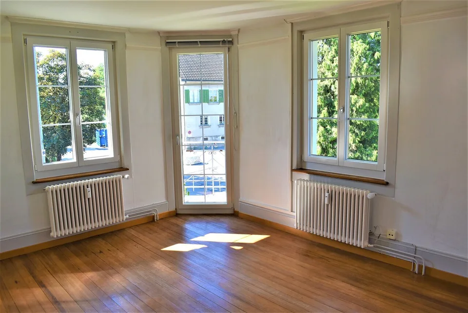 Piccolo appartamento di 4 locali ristrutturato in una casa di 3 famiglie