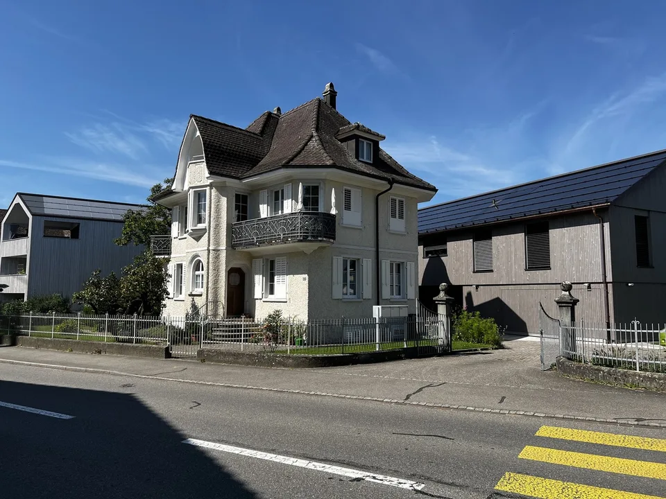 Piccolo appartamento di 4 locali ristrutturato in una casa di 3 famiglie