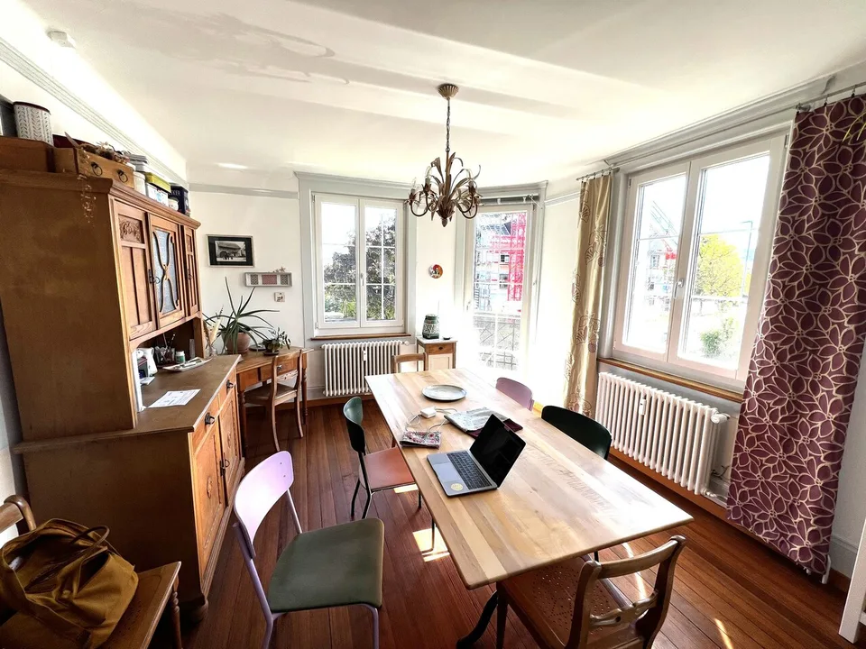Piccolo appartamento di 4 locali ristrutturato in una casa di 3 famiglie