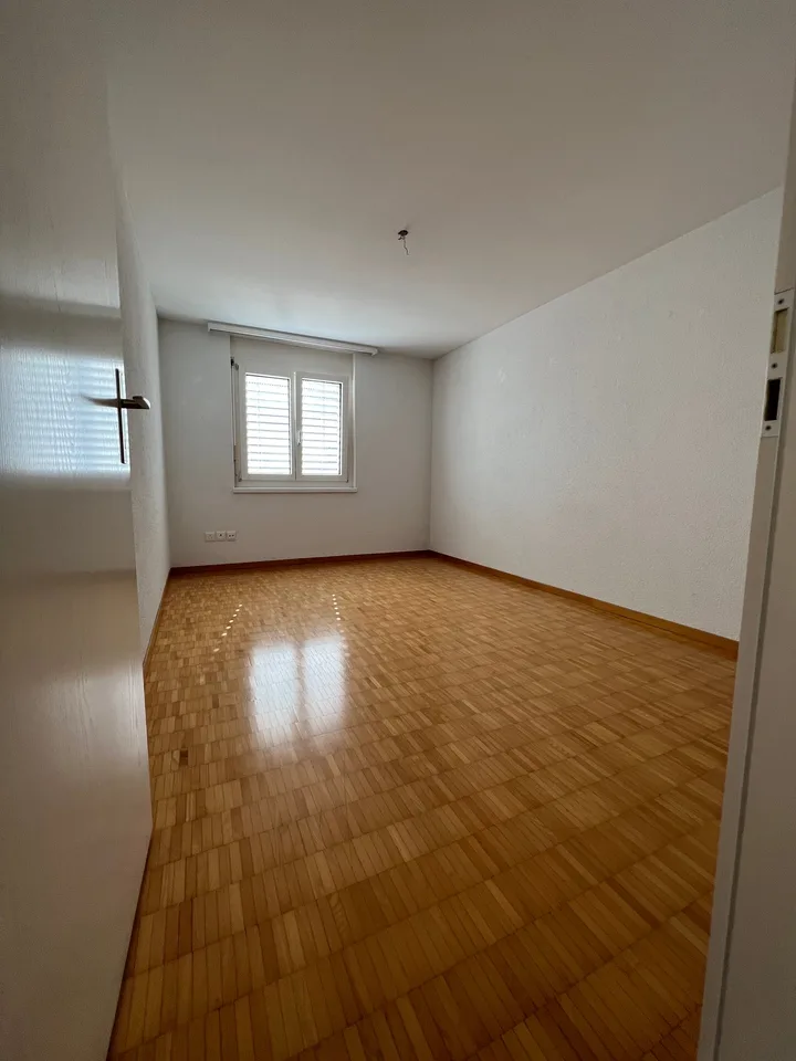 Appartement pour personnes âgées - Appartement de 3,5 pièces lumineux avec balcon orienté sud-ouest dans le centre du village près du marché Menzo