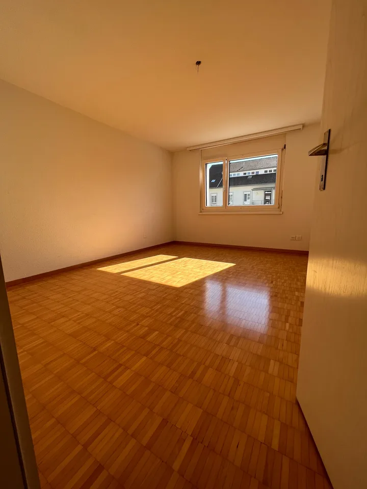 Appartement pour personnes âgées - Appartement de 3,5 pièces lumineux avec balcon orienté sud-ouest dans le centre du village près du marché Menzo