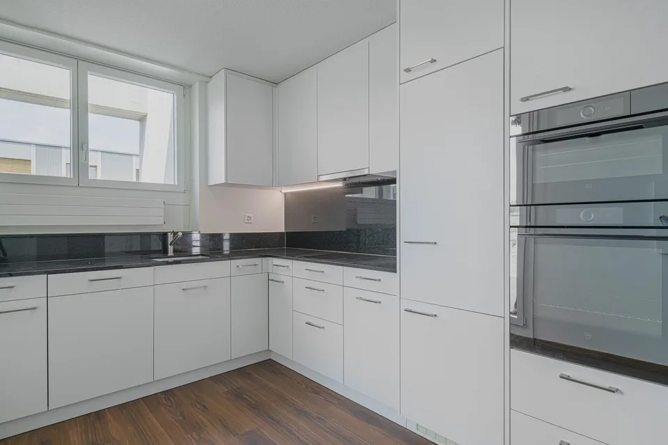 Appartement spacieux 5.5 pièces en attique au cœur de Kloten – photo 2 sur 9
