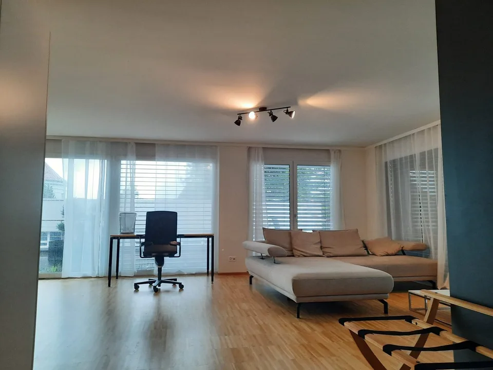 Studio moderno in affitto come camera mensile