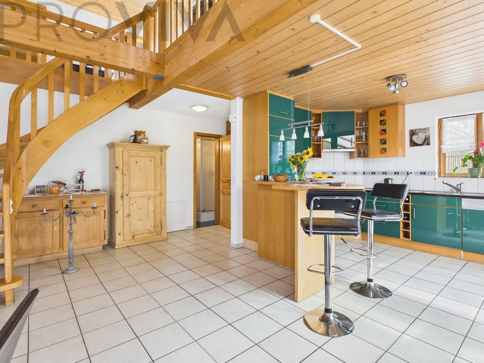 Moderne, spacieuse et sur deux étages avec un coin salon confortable