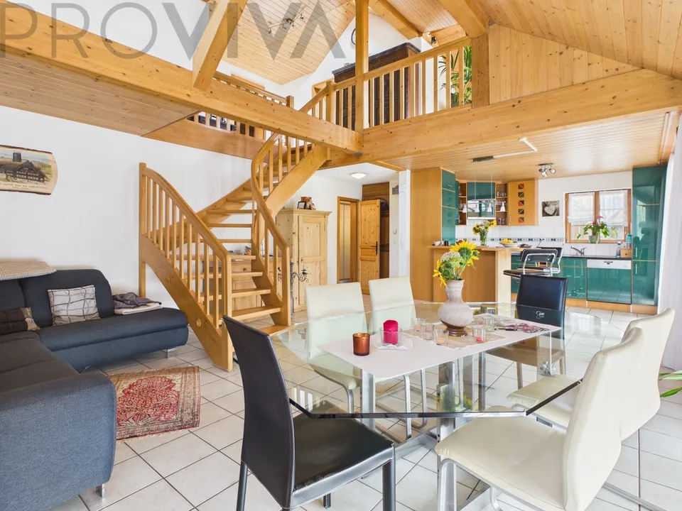 Moderne, spacieuse et sur deux étages avec un coin salon confortable